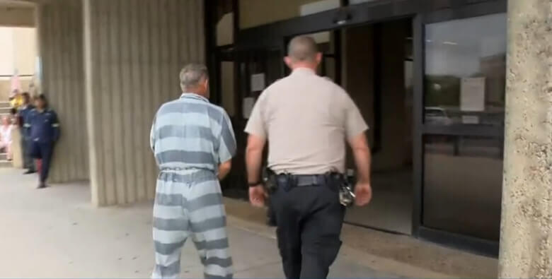 Deputy transporting inmate into courthouse